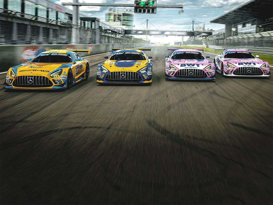 Motorsport Rennwagen gesponsort von BILSTEIN fahren nebeneinander auf der Rennstrecke