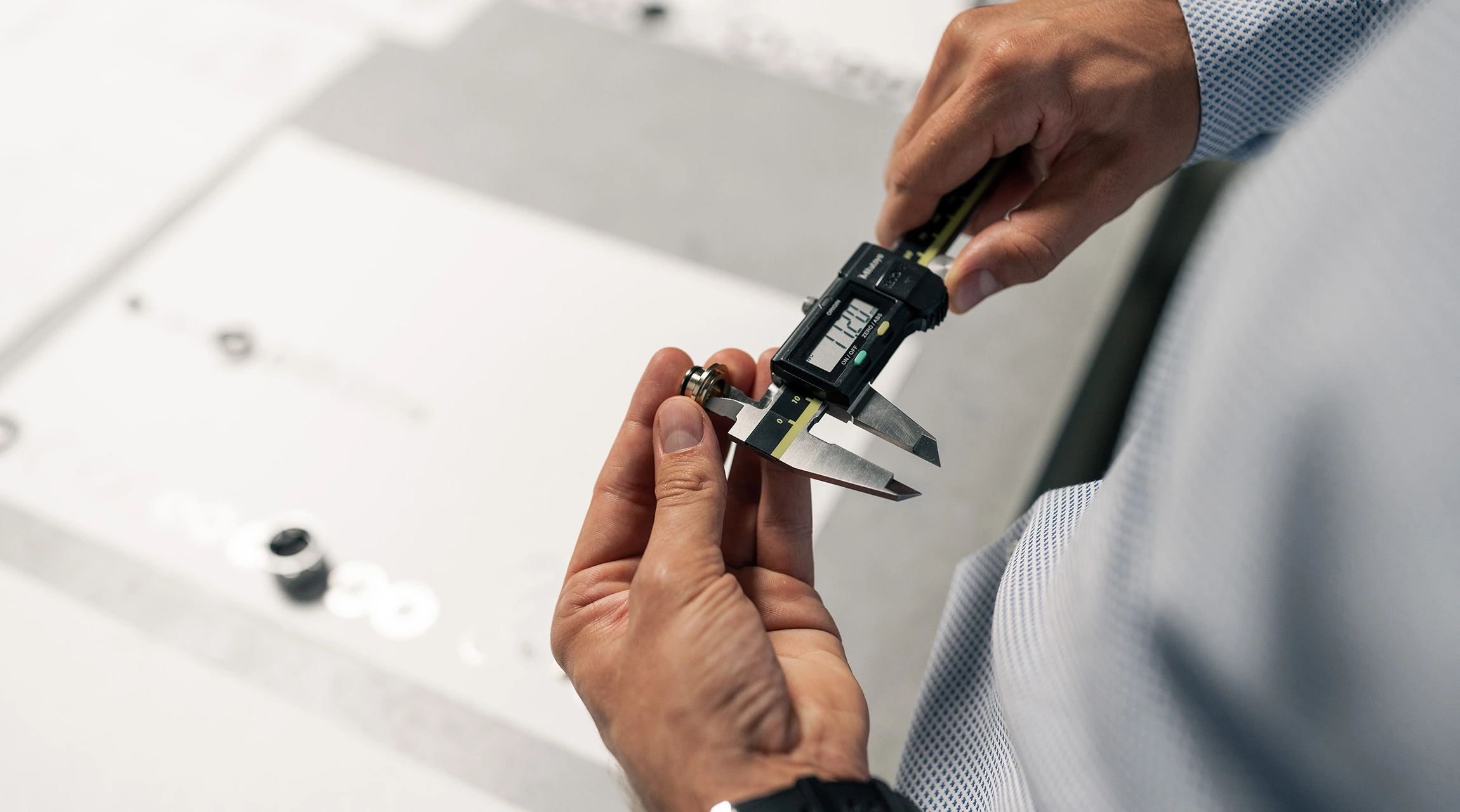 A BILSTEIN employee carries out a measurement as part of quality assurance.
